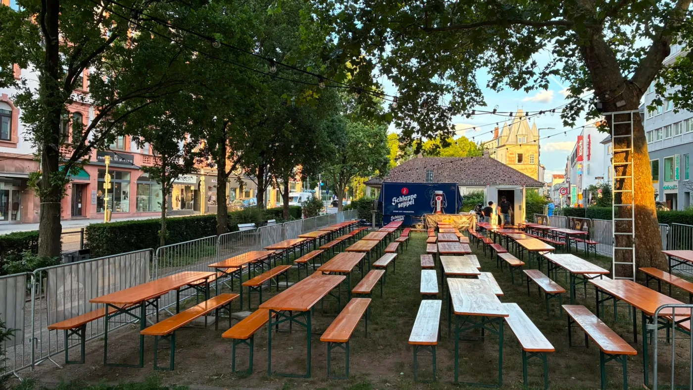 Der aufgebaute WM Biergarten am Herstallturm